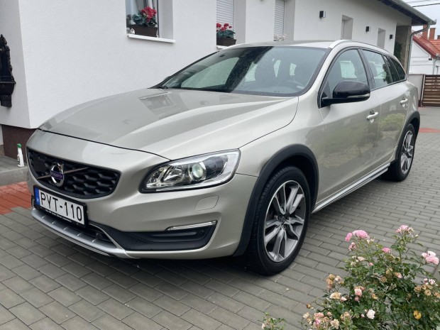 Volvo V60 Cross Country 2.4 D [D4] AWD Kinetic...